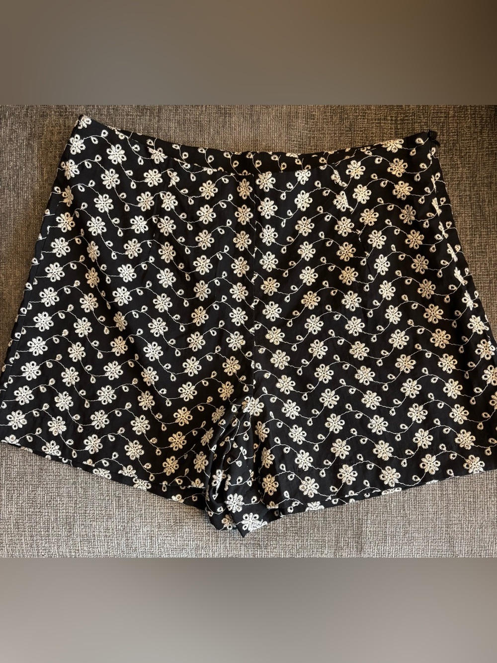 EDIT Jason Wu Women’s Black Cotton Shorts With Cream Eyelets Size 6